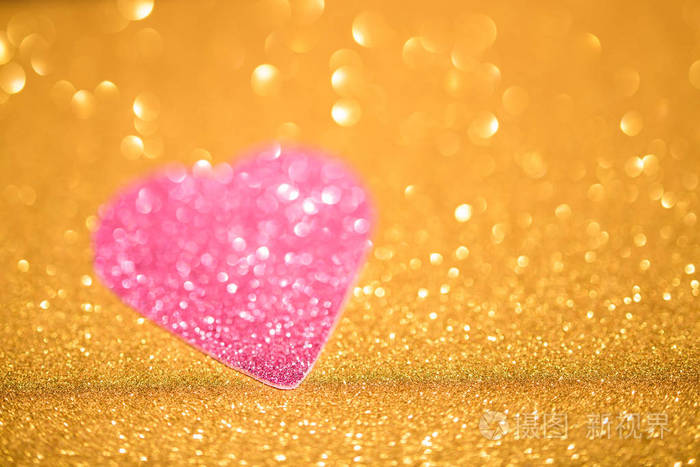银色闪闪发光的心脏在金子背景