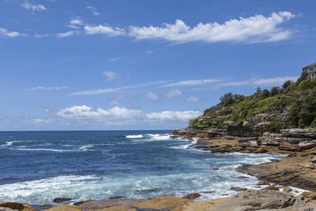 澳大利亚悉尼邦迪湾海洋岩石海滩景观的自然波浪图案