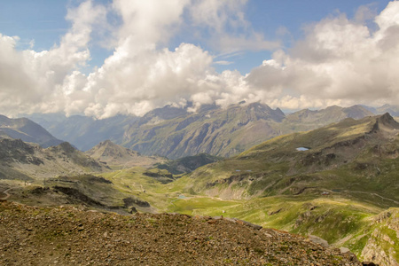 蒙特罗萨山脉和山谷的全景