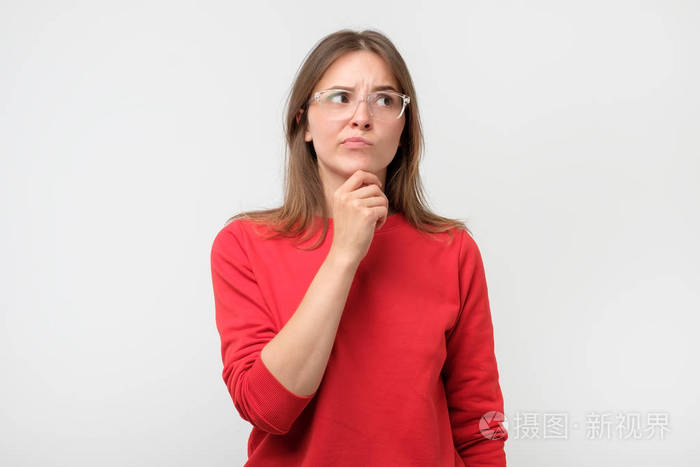 怀疑的女人看着一边不相信的表情.