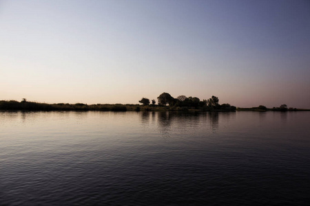 博茨瓦纳非洲的奥卡万戈三角洲日落