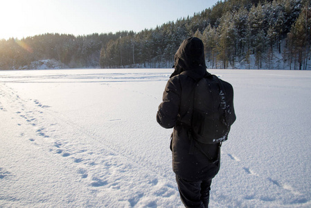 路程图一个在雪地里行走的人.照片