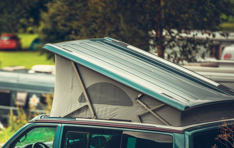 车辆屋顶帐篷露营车露营。 去度假吧。