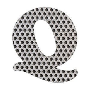 字母Q的字母不锈钢冲压金属板。 白色背景