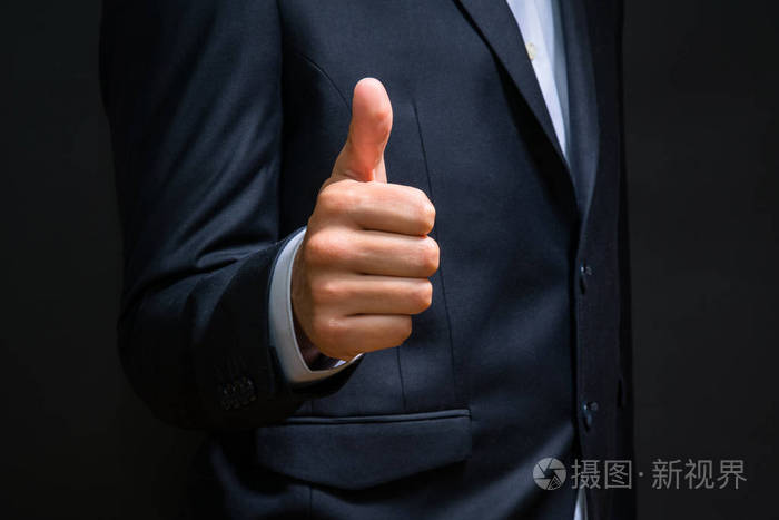 商人显示拇指向上的手势. 成功的商业交易