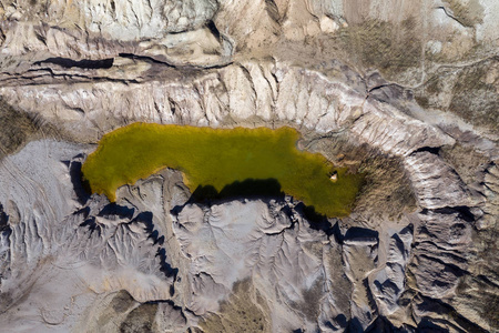 废弃的工业矿区。 充满水的露天矿的无人机视图。 人工湖空中拍摄
