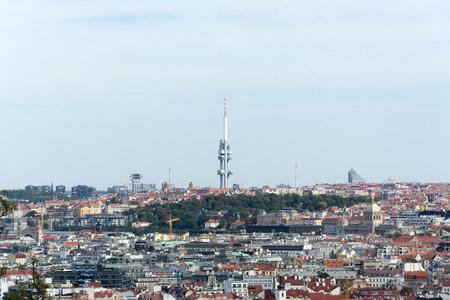 布拉格全景，五颜六色的屋顶和Zizkov电视塔在远处。
