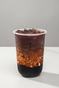 干净玻璃中的红糖纯可可牛奶食物:木质背景上的白砂糖和红糖红糖红糖