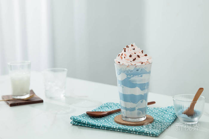 富士山雪顶奶茶在干净的玻璃照片-正版商用图片176up1-摄图新视界