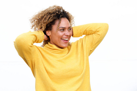 幸福的年轻非洲裔美国妇女在孤立的白色背景下笑着的肖像，头后有手臂