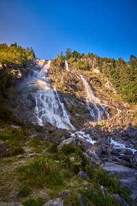 意大利北部的AdamelloBrenta自然公园，夏季在皮诺洛附近的瓦尔迪热诺瓦的纳迪斯瀑布