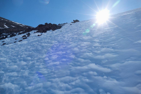 摩洛哥高阿特拉斯山脉中北非最高山峰杰贝勒图巴尔冬季上升