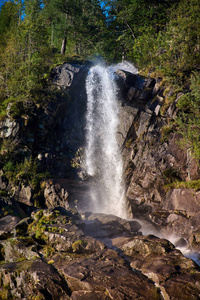 意大利北部的AdamelloBrenta自然公园，夏季在皮诺洛附近的瓦尔迪热诺瓦的纳迪斯瀑布