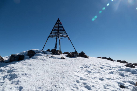 摩洛哥高阿特拉斯山脉中北非最高山峰杰贝勒图巴尔冬季上升