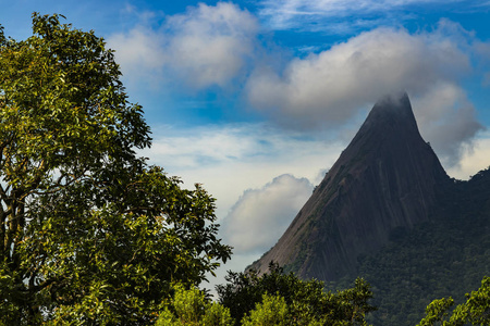 巴西南美洲里约热内卢州的器官国家公园。 山顶上的云。