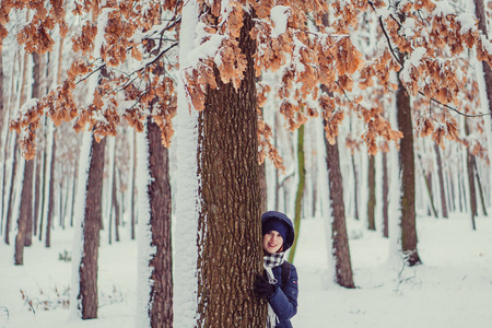 冬天。 雪林里的女孩