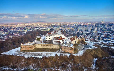 布拉索夫特兰西瓦尼亚。 罗马尼亚。 罗马尼亚布拉索夫城市特兰西瓦尼亚地标的冬季空中城市景观旧城镇和议会广场全景