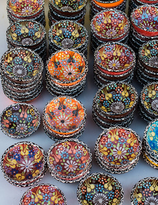 传统的土耳其陶瓷盘子在集市上图片