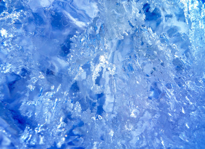 五颜六色的冰质地。 蓝冰北极冰背景。