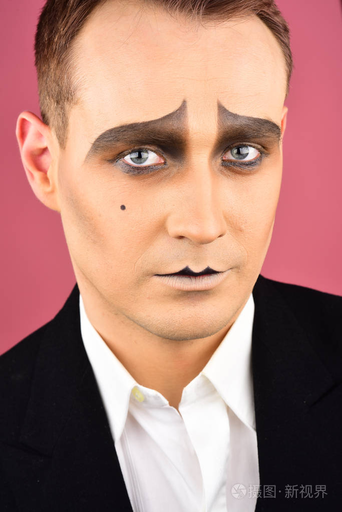 戏剧演员模仿.迷彩服.米梅艺术家.男人与哑剧化妆.舞台演员表演.