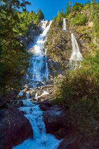 纳迪斯瀑布在意大利北部帕佐洛附近的瓦尔迪热诺娃，夏季的亚当洛布伦塔自然公园