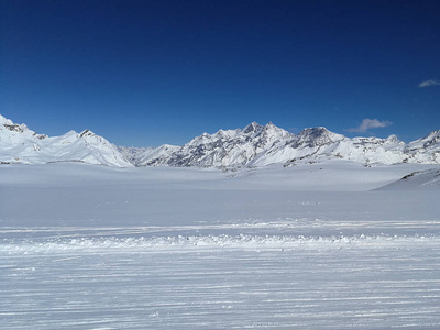 瑞士沃利斯州泽马特附近的瑞士阿尔卑斯山滑雪坡雪山美景尽收眼底