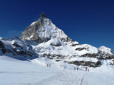 美丽的全景，著名的雪顶物质角在瑞士阿尔卑斯山附近的泽马特在瓦利斯州。