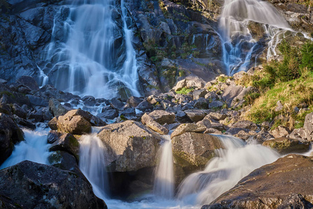 纳迪斯瀑布在意大利北部帕佐洛附近的瓦尔迪热诺娃，夏季的亚当洛布伦塔自然公园