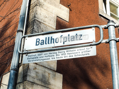 德国汉诺威老城著名的巴尔霍夫广场的路标和解释