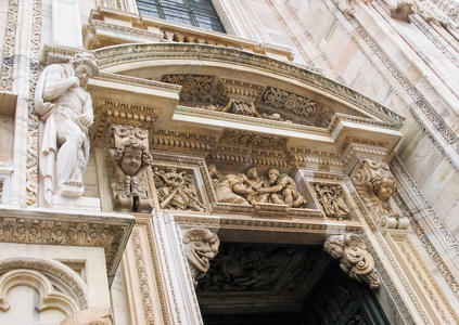 美丽的建筑细节，巴斯浮雕和米兰大教堂入口的雕塑杜莫迪米兰。 意大利