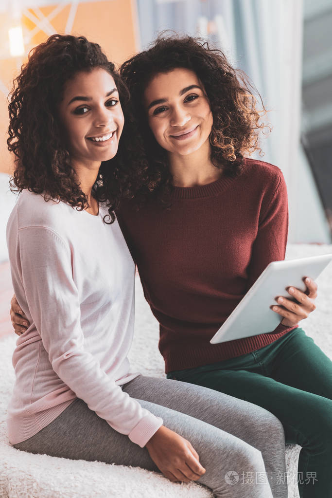 两个姐妹看起来很像在一起度周末