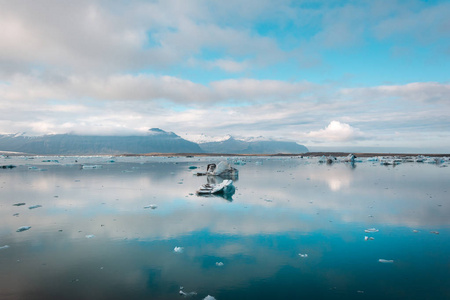 冰岛乔库尔萨龙冰川镜湖的冰山图片