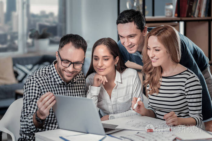 快乐的同事在一个项目上工作照片-正版商用图片17793v-摄图新视界