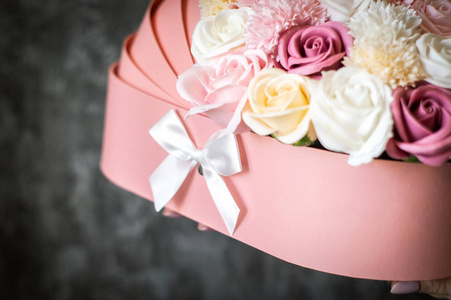 祝贺婴儿出生 粉红盒子, 带有彩色花蕾, 婴儿床的形式