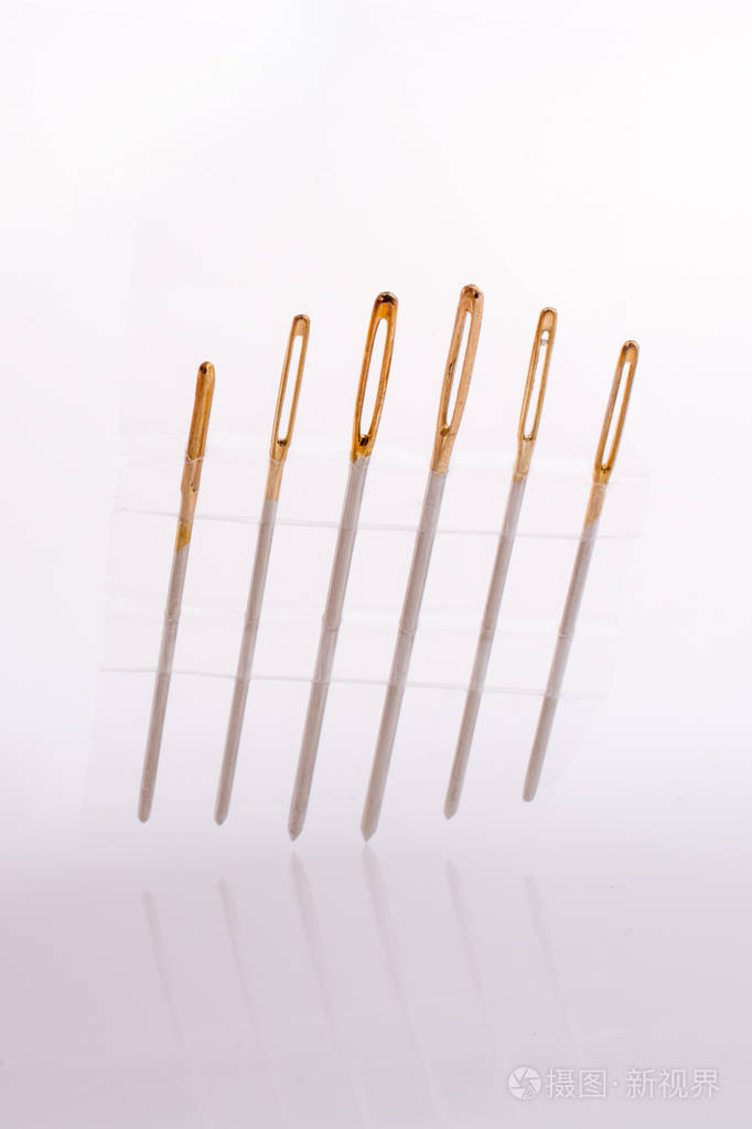 六个不同的缝纫针隔离在白色背景上