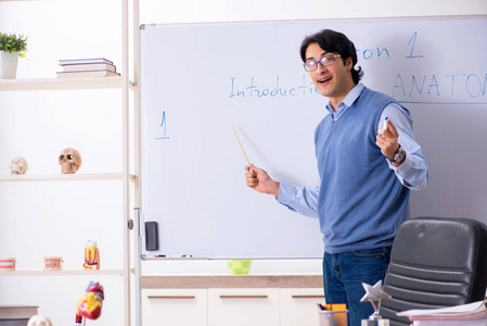 明星导师教学解剖学的年轻讲师教师照片