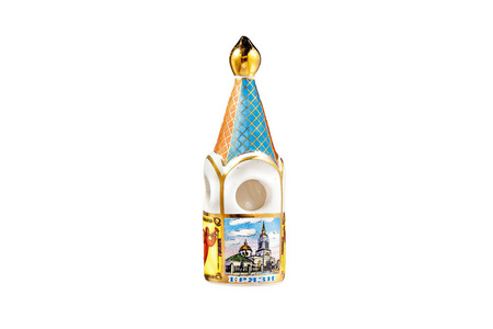 陶瓷纪念玩具以教堂的形式，在孤立的白色背景上用美丽的彩色绘画反映俄罗斯民族文化，并以俄语铭文格兰亚齐市的名字
