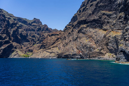 垂直悬崖峭壁巨人的悬崖。 从大西洋观看。 泰内利夫。 加那利群岛。 西班牙。