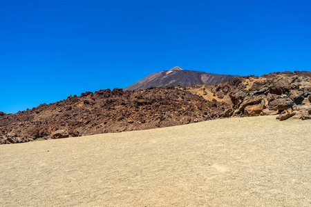 蒂德火山的拉斯坎达斯火山熔岩场。 观点米纳斯德圣约瑟。 背景是蒂德火山的顶峰。 泰内利夫。 加那利群岛。 西班牙。