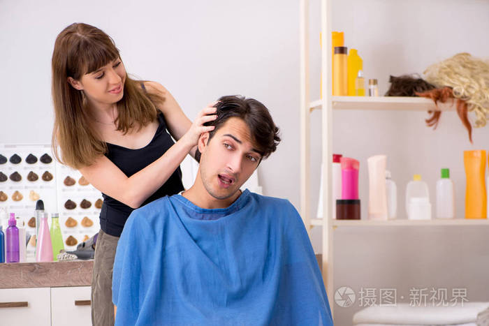 年轻的吸引男子访问女理发师