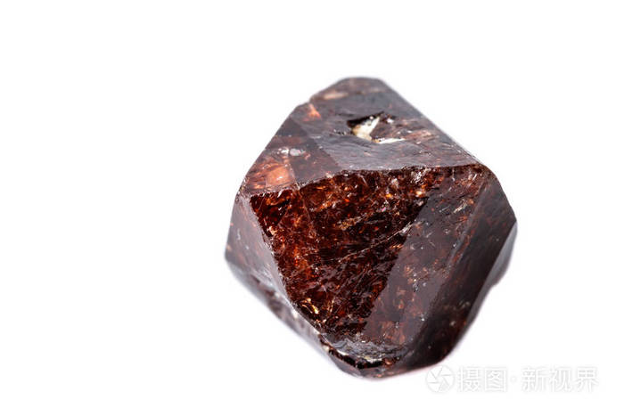 白色背景上的大型锆石矿物石