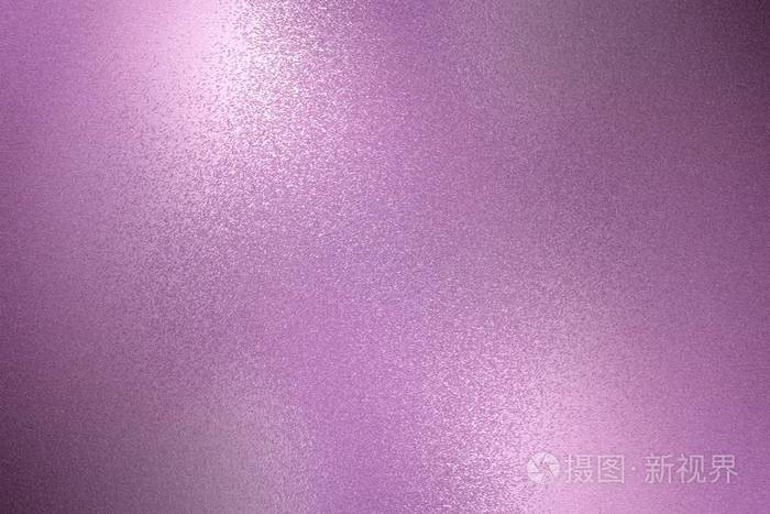 光线照耀粗糙的紫色金属壁纹理抽象背景