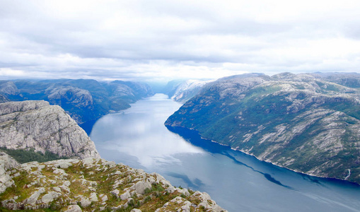 从通往讲坛岩石Preikestolen的山顶的小径上看到了令人惊叹的Lysefjord，这是世界上最壮观的观景点之一罗格兰县