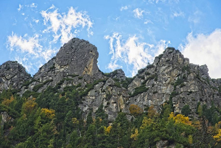 从赫里比诺克和寒冷的吱吱声山谷，高高的塔特拉斯山脉在云层中山峰。