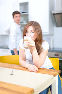 快乐的年轻夫妇在厨房喝咖啡