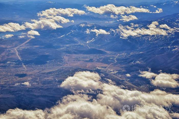 冬季在科罗拉多和犹他州上空飞行的地形落基山景观的空中景观。河，山和景观格局的宏大扫视..美国落基山脉和瓦萨奇阵线的俯视图。