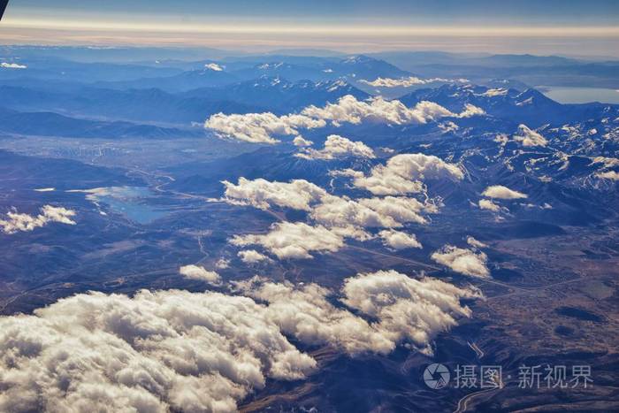 冬季在科罗拉多和犹他州上空飞行的地形落基山景观的空中景观。河，山和景观格局的宏大扫视..美国落基山脉和瓦萨奇阵线的俯视图。