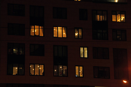 城市睡眠区高层住宅的夜间窗户图片