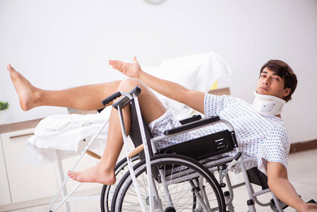 在医院坐在轮椅上的年轻帅哥照片