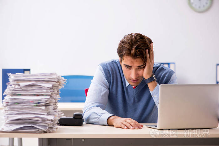 年轻英俊的员工对过度的工作不满
